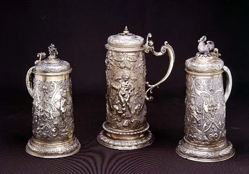 Boccale cilindrico in argento dorato di Paul Hubner, Ausburg 1590; boccale cilindrico in argento dorato di Tobias Kramer, Ausburg 1620; boccale cilindrico in argento parzialmente dorato di Paul Hubner, Ausburg 1590, XVI-XVII secolo