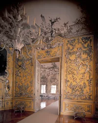 La sala di riposo che conduce alla Sala degli Specchi, progettata da François Cuvilliés (1695-1768), con stucchi di Johann Baptist Zimmermann (1680-1758), 1734-37