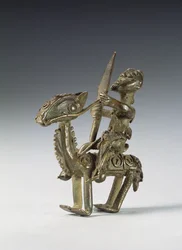 Cavaliere a cavallo con imbracatura decorativa