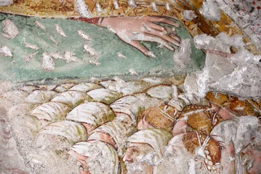 Braccia della Madonna della Misericordia che coprono un gruppo di donne velate, frammento di affresco di Giacomo de Buschis detto il Borlone, chiesa di Santa Maria Nascente, Gromo San Marino, Lombardia, Italia