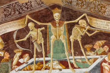 La Morte in piedi su un sarcofago dove giacciono il Papa morto e l