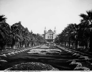 Vista frontale del Casinò di Montecarlo vista dal lato del giardino