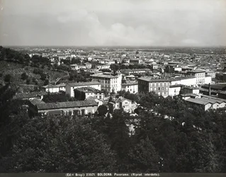 Panorama di Bologna con alcune fabbriche e una collina