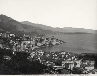 Vista di Condamine e Montecarlo, due città popolate che si affacciano sul mare. La fotografia è stata scattata da Monaco
