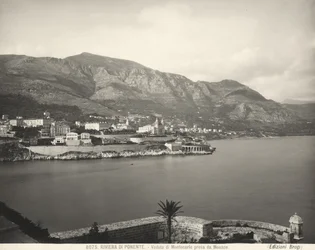 Veduta di Montecarlo, località che si affaccia sul Mar Ligure. Le Alpi Marittime si ergono sullo sfondo. La fotografia è stata scattata da Monaco