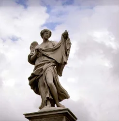 Statua di un angelo che tiene la Sacra Sindone