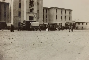Album "Immagini di guerra II": soldati italiani e ambulanze della Croce Rossa a Gradisca Sagrado, Gorizia, Italia (foto in b/n)