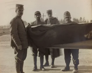 Album "Immagini di Guerra II": soldati italiani trasportano la bara di un caduto della Grande Guerra