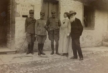 Album "Immagini di Guerra II": Croce Rossa e soldati italiani