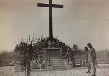 Album "Immagini di guerra II": memoriale di guerra a Gradisca (foto in b/n)
