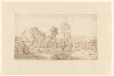 Paesaggio collinare con alberi alti lungo un fiume