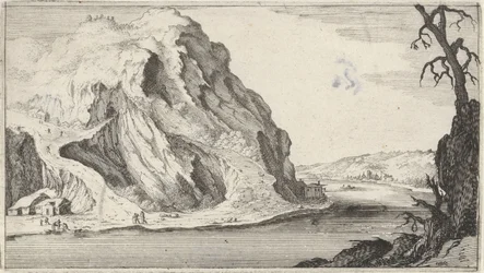 Fiume tra le montagne