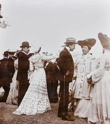 Persone eleganti al galoppo, Parco delle Cascine, Firenze