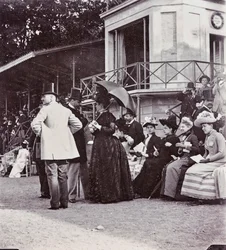 Spettatori nelle tribune controllano l