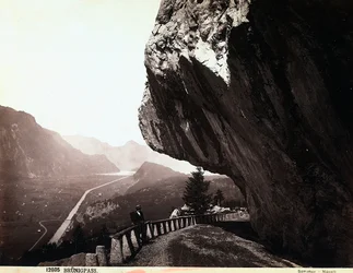 Una strada nelle montagne del Brünigpass, in Svizzera