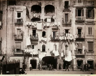 Facciata di un edificio con bucato steso ad asciugare, a Napoli
