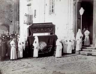 Processione funebre della Congregazione di San Francesco a Napoli. In primo piano, davanti a una chiesa, numerosi 