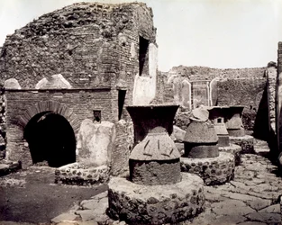 Pompei: vista di una stanza da lavoro di un fornaio