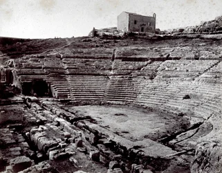 I resti del Teatro Greco a Siracusa nel Parco Monumentale della Neàpoli. In primo piano l