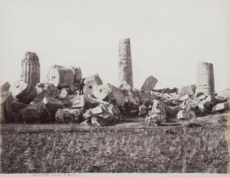 I resti del Tempio di Apollo a Selinunte. Due figure maschili possono essere viste sulle colonne crollate