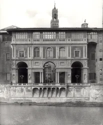Facciata della Galleria degli Uffizi sul Lungarno Torrigiani