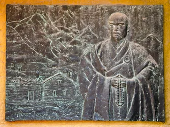 Targa commemorativa di Ekai Kawaguchi che celebra il primo visitatore giapponese in Nepal (1899), Stupa di Boudhanath, Kathmandu, Nepal (foto)