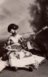 Bambina in costume giapponese