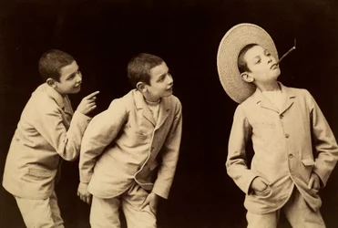 "Fotografia Multipla". Studio fotografico di un ragazzo