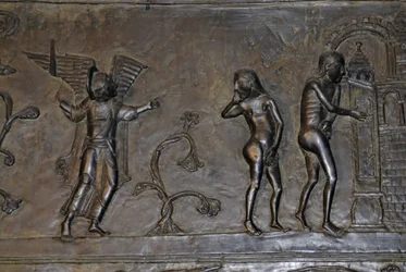 Arte ottoniana: Adamo ed Eva cacciati dal Paradiso. Intorno al 1015. Scultura su una delle porte bronzee della Cattedrale di Santa Maria a Hildesheim (Germania).
