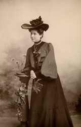 Ritratto di signora elegante con cappello