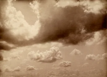 Tratto di cielo con grandi nuvole. Si intravede la silhouette delle colline sottostanti