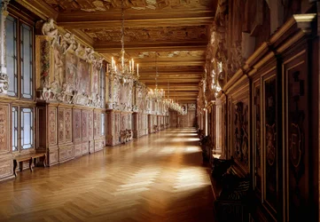 Architettura rinascimentale: vista della galleria di Francesco I al castello di Fontainebleau realizzata da Rosso Fiorentino con la collaborazione di Primaticcio dal 1523