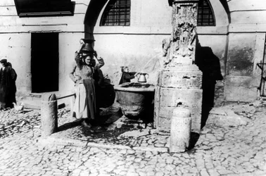 Donne a una fontana