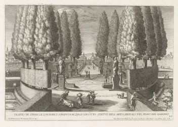 Cerchio di cipressi nei giardini della Villa d