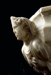 Acquasantiera con colonna decorata con le tre virtù teologali e fonte battesimale con le quattro virtù cardinali (dettaglio)