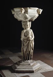 Acquasantiera al pilastro decorato con le tre virtù teologali e la vasca decorata con i busti delle quattro virtù cardinali, XIII secolo