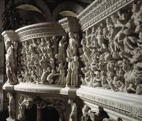 Dettaglio della sedia realizzata da Giovanni Pisano: il Cristo giudice tra gli eletti e i dannati (dettaglio)