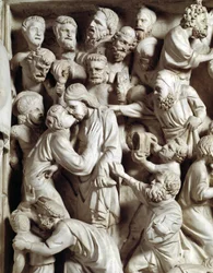 Dettaglio dei rilievi della Cattedra realizzata da Giovanni Pisano: il bacio di Giuda (dettaglio)