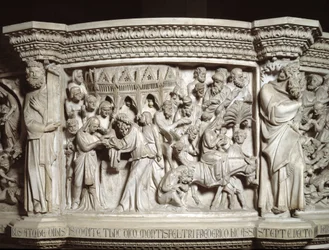 Dettaglio dei rilievi della Cattedra realizzata da Giovanni Pisano: la presentazione di Gesù al tempio e la fuga in Egitto (dettaglio)