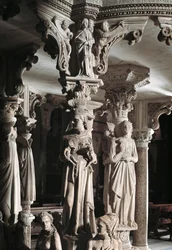 Dettaglio dei gruppi scolpiti che sostengono la cattedra realizzata da Giovanni Pisano: la Chiesa nutre i suoi figli (dettaglio)