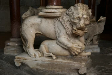 Leone, sul pulpito nella Chiesa di Sant