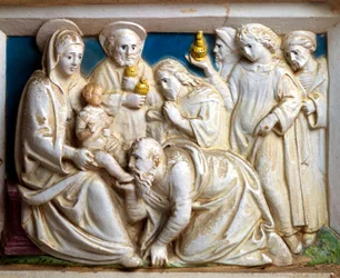 Adorazione dei Magi, (dettaglio) dalla Predella del Giudizio Universale, di Giovanni Della Robbia, Chiesa di San Girolamo a Volterra, Toscana