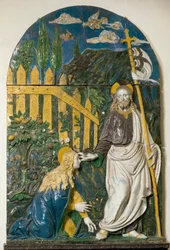 Noli me tangere. Gesù Cristo tiene una bandiera bianca (stendardo) recante una croce rossa e la sua aureola è contrassegnata da una croce. Bassorilievo in ceramica di Giovanni della Robbia (1469-1529). Firenze, Museo Nazionale del Bargello