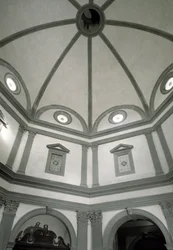 Vista della sacrestia ottagonale costruita su progetto di Giuliano da Sangallo (1445-1516)
