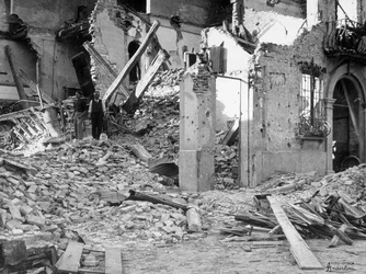 I bombardamenti di Sermide. Due persone tra le macerie di un edificio distrutto