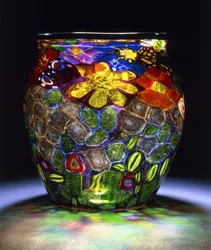 Un vaso di vetro Murrhine, con quattro farfalle, fiori e foglie, c.1918