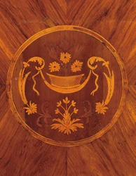 Dettaglio dal lato di un comò italiano settentrionale in legno di tulipano, palissandro, legno di frutto e intarsio, c.1800