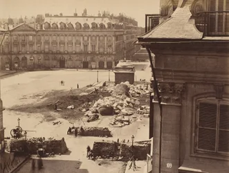 Place Vendôme a Parigi dopo la distruzione della colonna