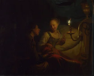 Scena alla luce di una candela. Un uomo offre una catena d