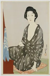 Una bellezza in kimono nero con motivi hanabishi bianchi, seduta davanti a uno specchio, 1920